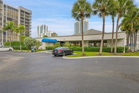 Condo in Hallandale Beach, Florida, 1 bedroom  № 2052865 - photo 25