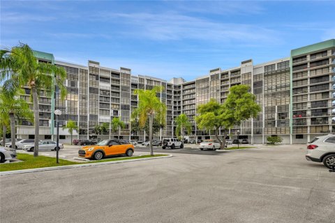 Condo in Hallandale Beach, Florida, 1 bedroom  № 2052865 - photo 20