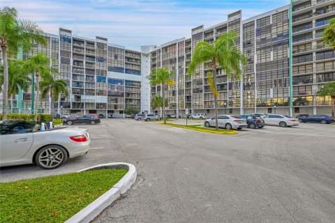 Condo in Hallandale Beach, Florida, 1 bedroom  № 2052865 - photo 21