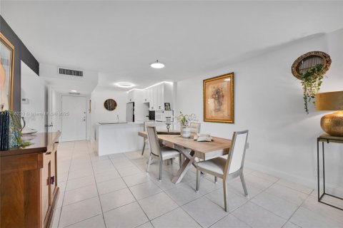 Condo in Hallandale Beach, Florida, 1 bedroom  № 2052865 - photo 7