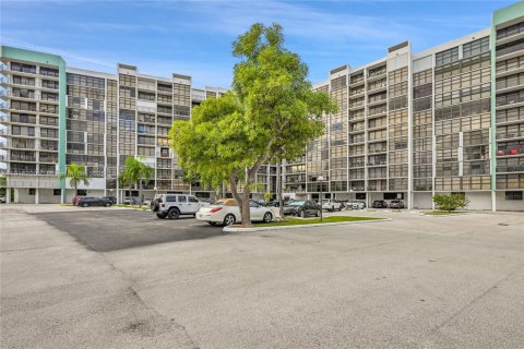 Condo in Hallandale Beach, Florida, 1 bedroom  № 2052865 - photo 19