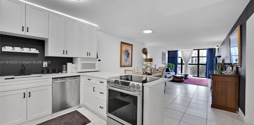 Condo in Hallandale Beach, Florida, 1 bedroom  № 2052865