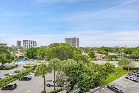 Condo in Hallandale Beach, Florida, 1 bedroom  № 2052865 - photo 17