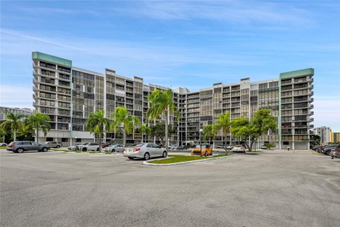 Condo in Hallandale Beach, Florida, 1 bedroom  № 2052865 - photo 30