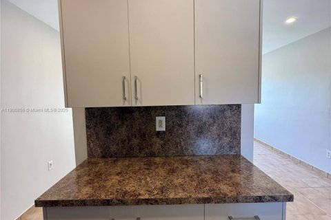 Villa ou maison à vendre à Hialeah, Floride: 3 chambres, 118.45 m2 № 1964014 - photo 17