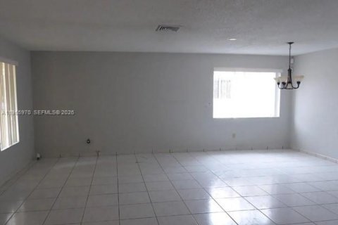 Casa en alquiler en Miami Lakes, Florida, 5 dormitorios, 207.54 m2 № 2011122 - foto 2