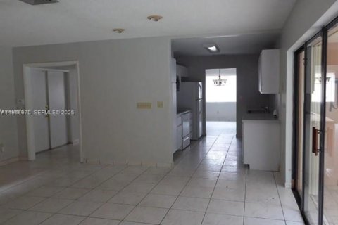 Casa en alquiler en Miami Lakes, Florida, 5 dormitorios, 207.54 m2 № 2011122 - foto 4