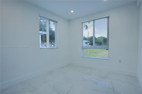 Villa ou maison à vendre à North Miami, Floride: 2 chambres, 142.7 m2 № 1970191 - photo 13