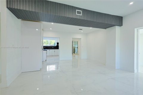 Villa ou maison à vendre à North Miami, Floride: 2 chambres, 142.7 m2 № 1970191 - photo 4