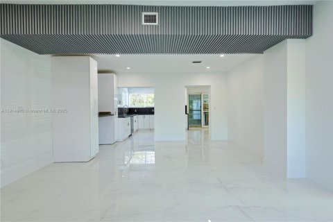Villa ou maison à vendre à North Miami, Floride: 2 chambres, 142.7 m2 № 1970191 - photo 2