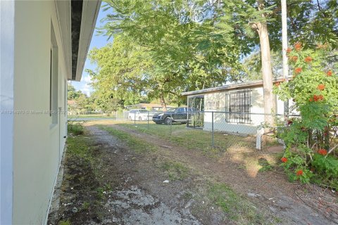 Villa ou maison à vendre à North Miami, Floride: 2 chambres, 142.7 m2 № 1970191 - photo 21