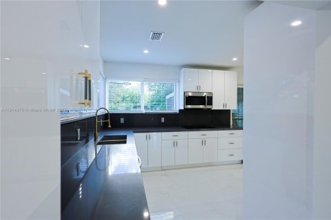 Villa ou maison à vendre à North Miami, Floride: 2 chambres, 142.7 m2 № 1970191 - photo 8