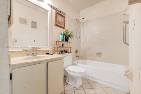 House in Coconut Creek, Florida 2 bedrooms, 119.57 sq.m. № 2064720 - photo 13