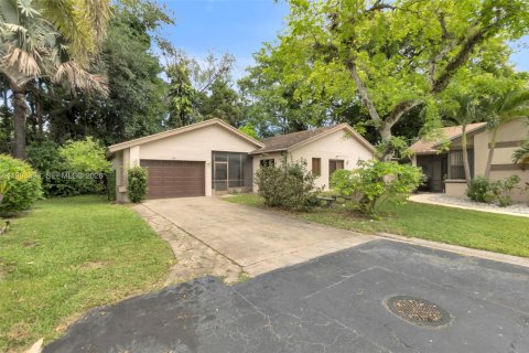 House in Coconut Creek, Florida 2 bedrooms, 119.57 sq.m. № 2064720