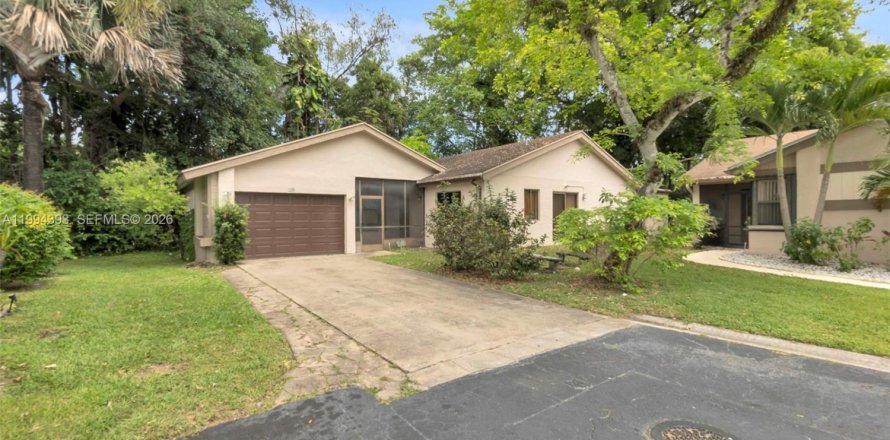 House in Coconut Creek, Florida 2 bedrooms, 119.57 sq.m. № 2064720