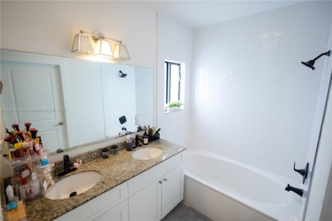 Condo in Miami, Florida, 4 bedrooms  № 1768604 - photo 19