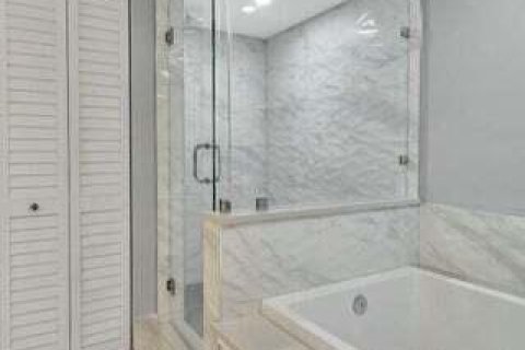 Condo in Riviera Beach, Florida, 2 bedrooms № 2081989 - photo 16