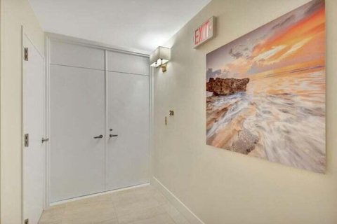 Condo in Riviera Beach, Florida, 2 bedrooms № 2081989 - photo 2