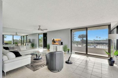 Condo in Riviera Beach, Florida, 2 bedrooms № 2081989 - photo 5