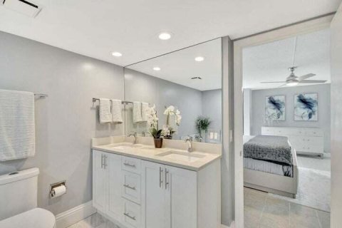 Condo in Riviera Beach, Florida, 2 bedrooms № 2081989 - photo 15