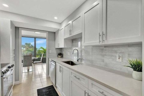Condo in Riviera Beach, Florida, 2 bedrooms № 2081989 - photo 9