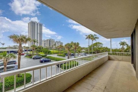 Condo in Riviera Beach, Florida, 2 bedrooms № 2081989 - photo 21