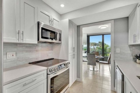 Condo in Riviera Beach, Florida, 2 bedrooms № 2081989 - photo 11