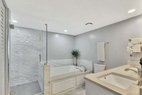 Condo in Riviera Beach, Florida, 2 bedrooms № 2081989 - photo 14
