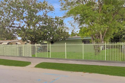 House in Miami, Florida 3 bedrooms, 82.5 sq.m. № 2026083