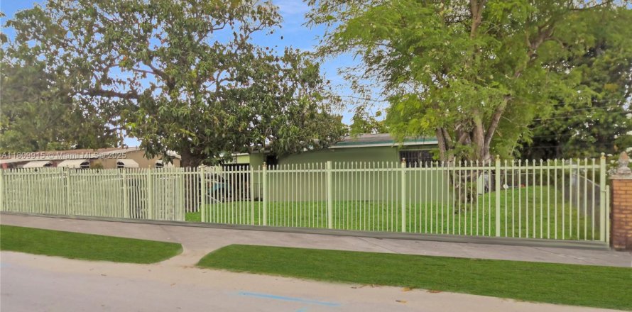 House in Miami, Florida 3 bedrooms, 82.5 sq.m. № 2026083