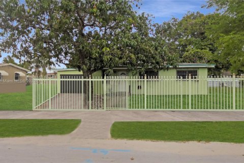 House in Miami, Florida 3 bedrooms, 82.5 sq.m. № 2026083 - photo 8