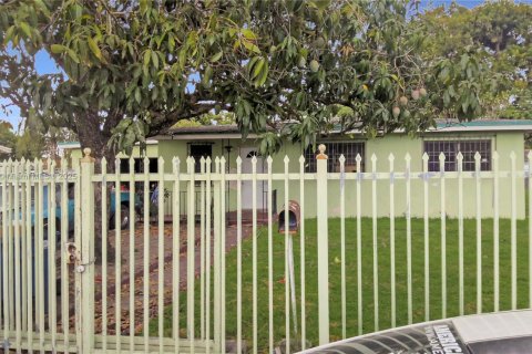 House in Miami, Florida 3 bedrooms, 82.5 sq.m. № 2026083 - photo 3