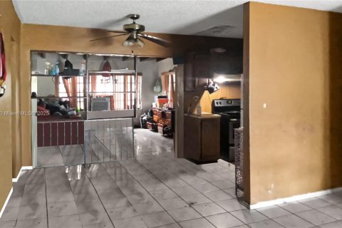 House in Miami, Florida 3 bedrooms, 82.5 sq.m. № 2026083 - photo 9