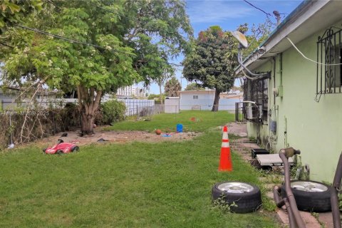 House in Miami, Florida 3 bedrooms, 82.5 sq.m. № 2026083 - photo 30