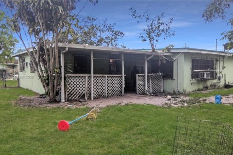 House in Miami, Florida 3 bedrooms, 82.5 sq.m. № 2026083 - photo 29
