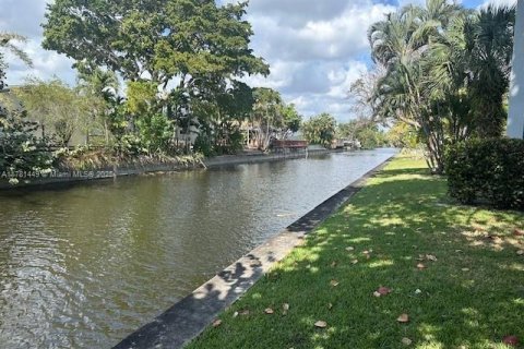 Condo in Oakland Park, Florida, 2 bedrooms  № 1864243 - photo 13