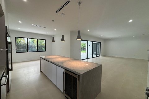 Casa en venta en Miami, Florida, 4 dormitorios № 2002653 - foto 4