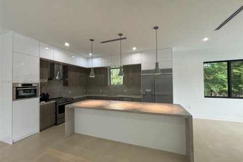 Casa en venta en Miami, Florida, 4 dormitorios № 2002653 - foto 3