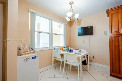 Copropriété à vendre à Sunrise, Floride: 2 chambres, 127.28 m2 № 1995133 - photo 9