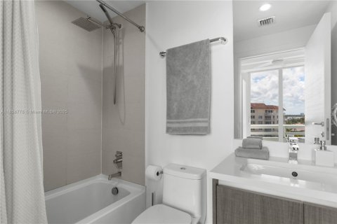 Condo in Bay Harbor Islands, Florida, 2 bedrooms  № 1887364 - photo 16