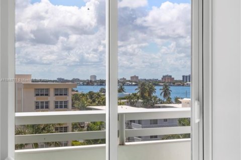 Condo in Bay Harbor Islands, Florida, 2 bedrooms  № 1887364 - photo 15