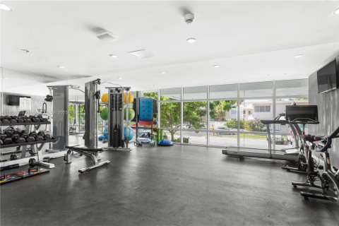 Condo in Bay Harbor Islands, Florida, 2 bedrooms  № 1887364 - photo 19