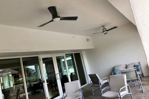 Condo in Surfside, Florida № 2242966 - photo 6