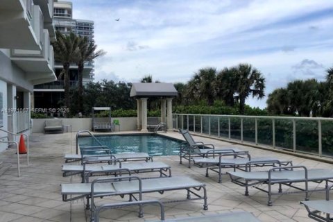 Condo in Surfside, Florida № 2242966 - photo 16
