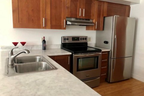 Condo in Surfside, Florida № 2242966 - photo 9