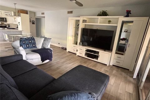 Copropriété à vendre à Tamarac, Floride: 3 chambres, 136.47 m2 № 2048654 - photo 2