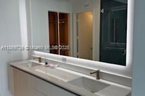 House in Miami, Florida 3 bedrooms, 165.64 sq.m. № 1896887 - photo 20