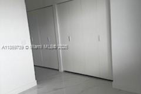 House in Miami, Florida 3 bedrooms, 165.64 sq.m. № 1896887 - photo 16