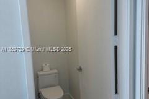 House in Miami, Florida 3 bedrooms, 165.64 sq.m. № 1896887 - photo 19