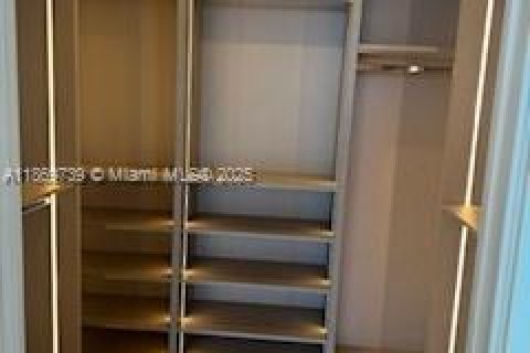 House in Miami, Florida 3 bedrooms, 165.64 sq.m. № 1896887 - photo 15